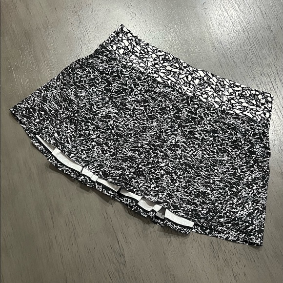 Lululemon Circuit Breaker Sz 6R - Picture 3 of 3